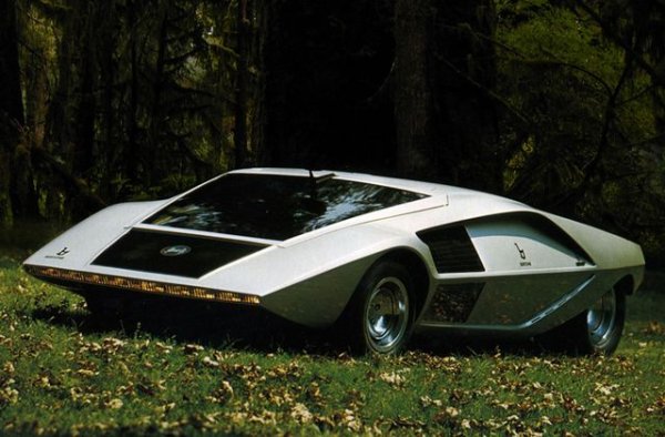 Освен дизайнер, Джовани Бертоне е и интелигентен бизнесмен. Той помолил Марчело Гандини да създаде превозно средство, базирано на шасито на катастрофирала Lancia Fulvia, която купил от приятел. И така през 1970 г. се ражда Stratos Zero, който може да си види в музея Petersen в Лос Анджелис.

Легендата гласи, че когато Бертоне закарал колата до централата на Lancia, за да покаже какво може да направи неговото студио, той я подкарал под спуснатата бариера на главния вход. В резултат на това Lancia подписва сделка с Bertone. Така се ражда една от най-големите легенди в историята на моторните спортове – Stratos.